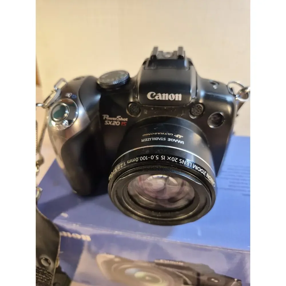 Canon PowerShot SX20 IS 12.1 MP Digital Camera Memory Card + Extras